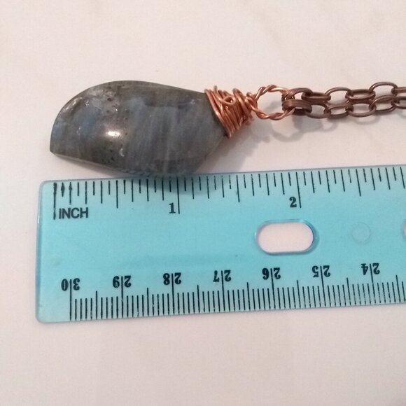 Minimalist Wire Wrapped Labradorite with Noticeable Blue Flash. 22" Copper Chain - Picture 7 of 8